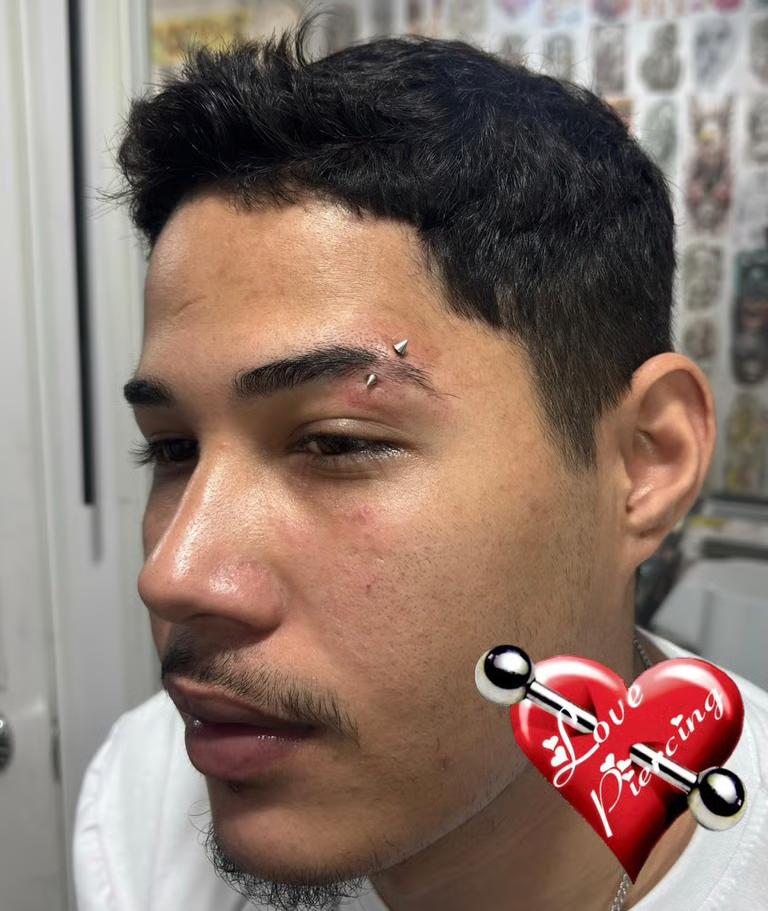 Piercing de sobrancelha com joia em aço cirúrgico
